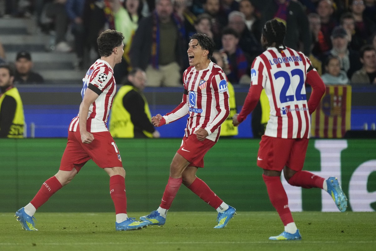 epa12876092 Atletico de Madrid's Julian Alvarez (L) celebrates with his teammates after scoring the 0-1 goal during the UEFA Champions League quarter-final first leg soccer match between FC Barce ...