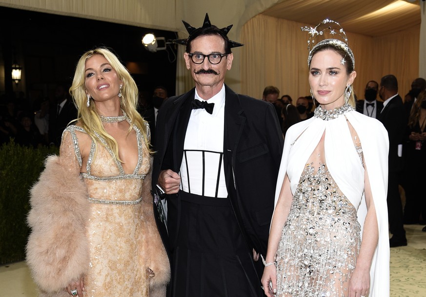 Sienna Miller, from left, Hamish Bowles and Emily Blunt attend The Metropolitan Museum of Art&#039;s Costume Institute benefit gala celebrating the opening of the &quot;In America: A Lexicon of Fashio ...