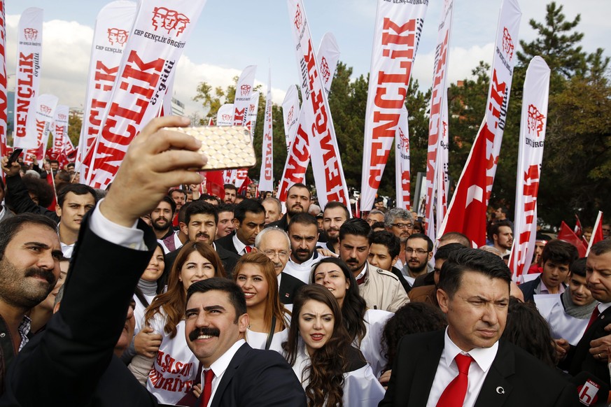 epa05608410 Leader of the main Turkish opposition Republic Public Party (CHP) Kemal Kilicdaroglu (C) march with supporters during a rally marking the 93rd anniversary of the Turkish Republic&#039;s Da ...