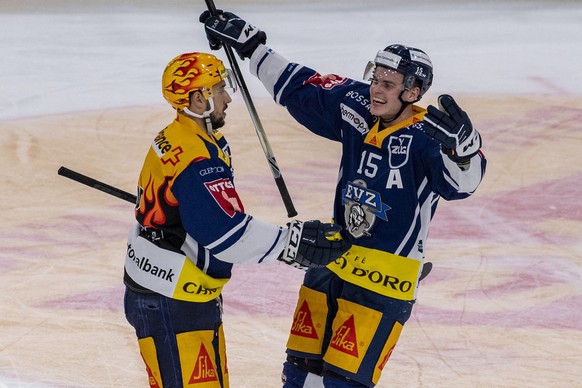 Die Zuger mit Jan Kovar, links, und Gregory Hofmann, rechts, feiern das Tor zum 5:2 beim Eishockey Meisterschaftsspiel in der Qualifikation der National League zwischen dem EV Zug und dem HC Lugano vo ...