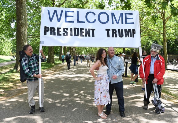 epa07622427 President Trump supporters with a banner &#039;Welcome President Trump&#039; gather outside Buckingham palace during the US President Donald J. Trump State visit to the UK in London, Brita ...