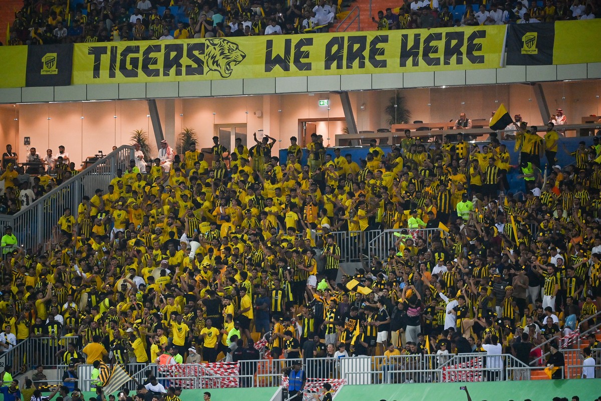 epa10868443 Al Ittihad fans cheer during the AFC Champions League Group C match between Al Ittihad and AGMK, in Jeddah, Saudi Arabia, 18 September 2023. EPA/STR