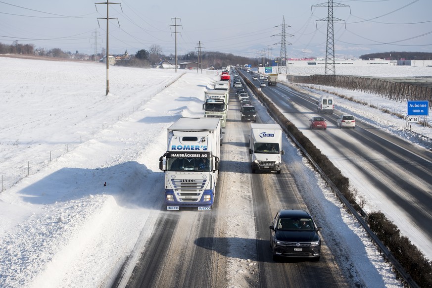 La vent soufflant fort cela entraine des perturbations pour les automobiliste suite aux congeres se formant au bord de l&#039;autoroute A1 entre Aubonne et Rolle, ce mardi, 17 janvier 2017, a Fechy da ...