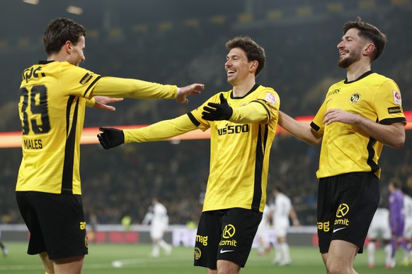 Christian Fassnacht (YB), Mitte, jubelt nach seinem Tor zum 2-0 mit seinen Teamkollegen Darian Males, links, und Armin Gigovic im Super League Spiel zwischen dem BSC Young Boys und dem FC Zuerich, am  ...