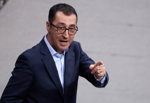 epa06554832 Cem Oezdemir of the Alliance 90/The Greens party speaks facing to members of the 'Alternative for Germany' (AfD) party during a session of the German 'Bundestag' parlia ...