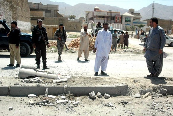 epa05436383 Pakistani security forces inspect the scene of a bomb blast in Quetta, Pakistan, 22 July 2016. At least seven people including two children were injured when a bomb planted on a roadside e ...