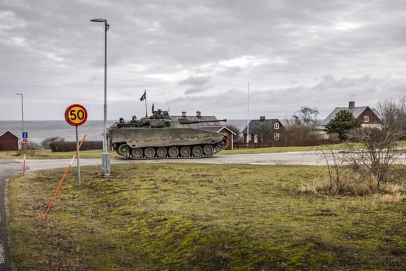Ein Panzer fährt durch Visby auf Gotland. 