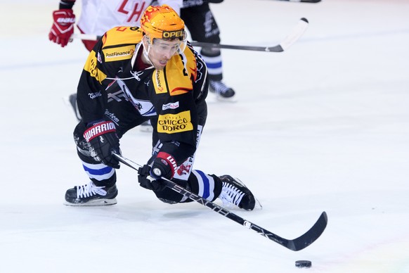 Le Top Scorer fribourgeois Roman Cervenka patine avec le puck lors de la rencontre du championnat suisse de hockey sur glace de National League entre le HC Fribourg-Gotteron, HCFG, et le Lausanne Hock ...