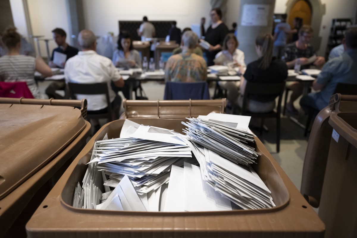Die Leere Stimmkuverts fotografiert in einem Abfalleimer, bei der Auszaehlung der Stimmen, am Vorabend der Abstimmungen, am Samstag, 17. Juni 2023, im Rathaus in Bern. (KEYSTONE/Anthony Anex)