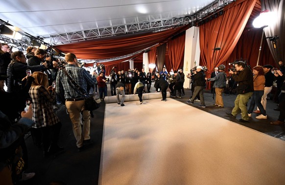 Gone red carpet.  This year there is a champagne colored carpet.
