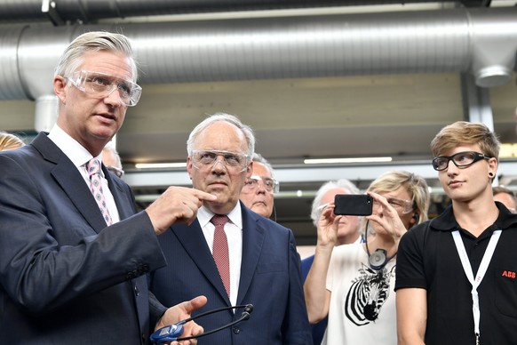 epa06045232 King Philippe of Belgium (L) and Swiss Federal Councillor Johann Schneider-Ammann (R) at his visit of ABB Turbo Systems AG in Baden, Switzerland, 23 June 2017. EPA/WALTER BIERI