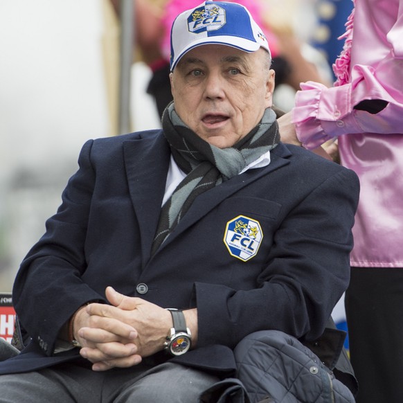 Bernhard Alpstaeg, Goenner des FC Luzern, verfolgt am Montag, 3. Maerz 2014, den Umzug der Wey-Zunft an der Luzerner Fasnacht. (KEYSTONE/Sigi Tischler)