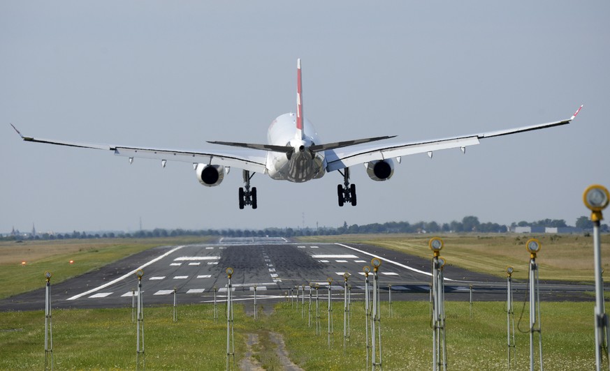 Ein Airbus A330 der Swiss International Airlines landet auf dem Flughafen Chateauroux in Frankreich, anlaesslich eines Landetrainings der Swiss, am Donnerstag, 24. Juli 2014. Das Training betrifft Pil ...