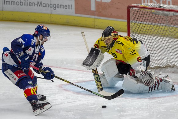 ZSC Lions Stuermer Denis Hollenstein, links, gegen SC Bern Torhueter Leonardo Genoni waehrend dem Eishockey-Meisterschaftsspiel der National League A zwischen den ZSC Lions und dem SC Bern am Sonntag, ...