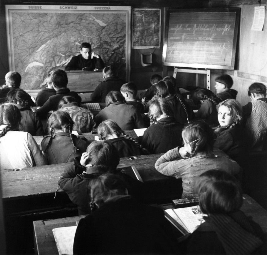 MILESTONES CATALOGUE - Mountain school on the Urnerboden in the canton Glarus, Switzerland, pictured on December 19, 1940. (KEYSTONE/PHOTOPRESS-ARCHIV/EB) 

MILESTONES KATALOG - Bergschule auf dem Urn ...