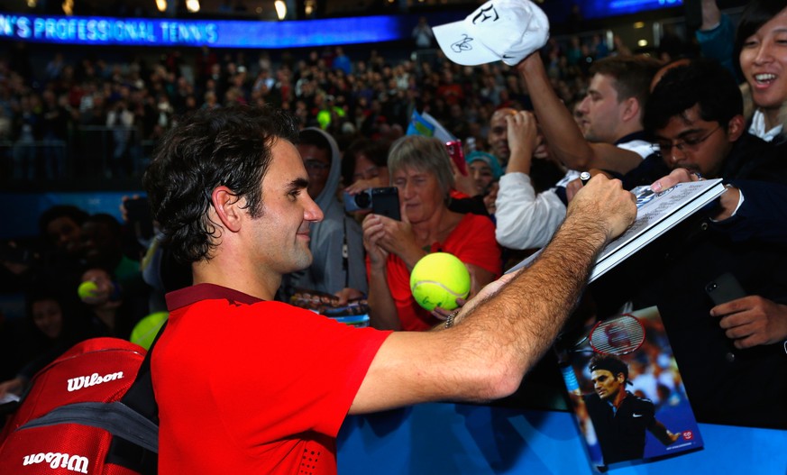 Die Kür nach der Pflicht: Federer nimmt sich Zeit für die vielen Autogrammjäger.