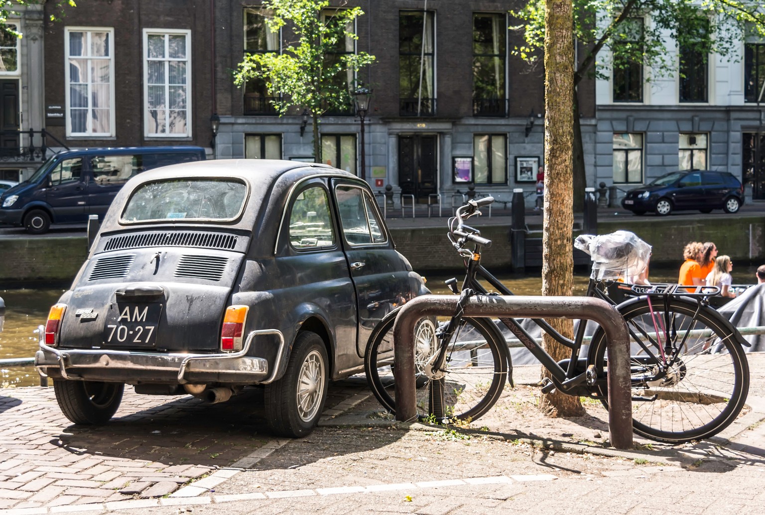 Dafür darf man dann beispielsweise in diesem hübschen Fiat den Kanälen von Amsterdam entlang fahren.