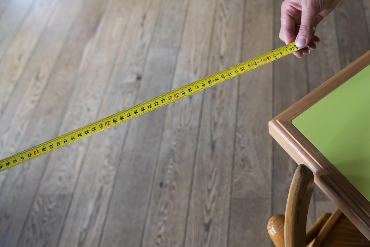 Un metre permettant de calculer la distance de deux metres entre les tables du restaurant "Le Cafe des Avenues est visible dans la mains de la gerante avant l'ouverture le 11 mai prochain de ...