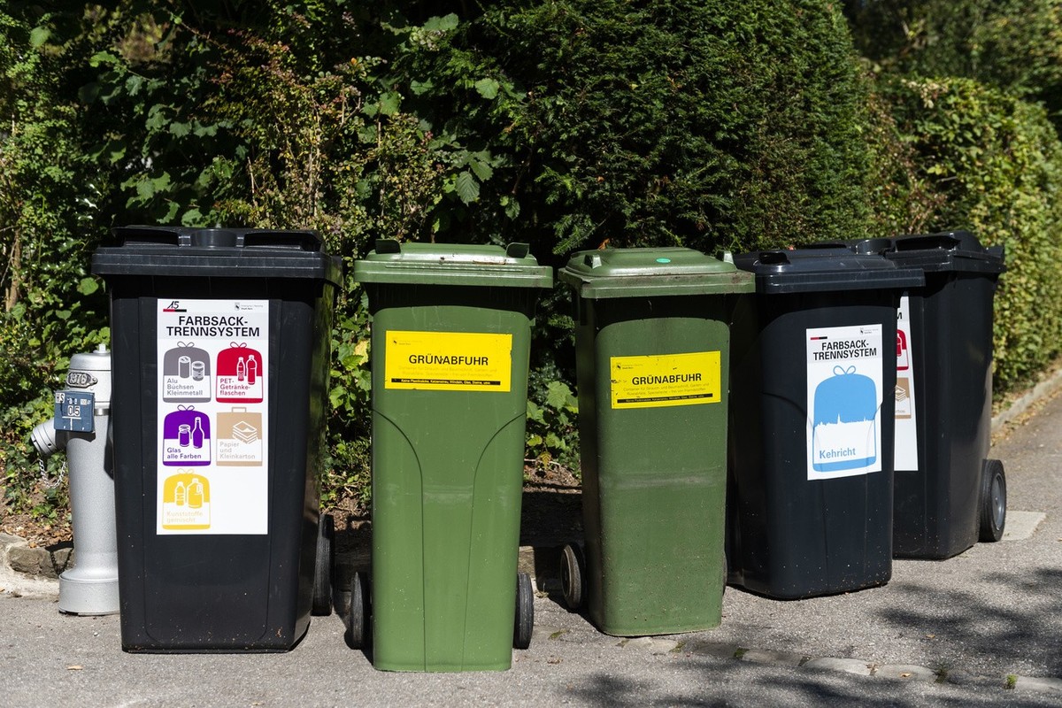 Start des Pilotversuchs «Farbsack-Trennsystem» in Bern, am Dienstag, 18. September 2018. Seit Anfang September laeuft der Pilotversuch «Farbsack-Trennsystem» mit den Farbsack-Abfuhren. Rund 2500 Haush ...