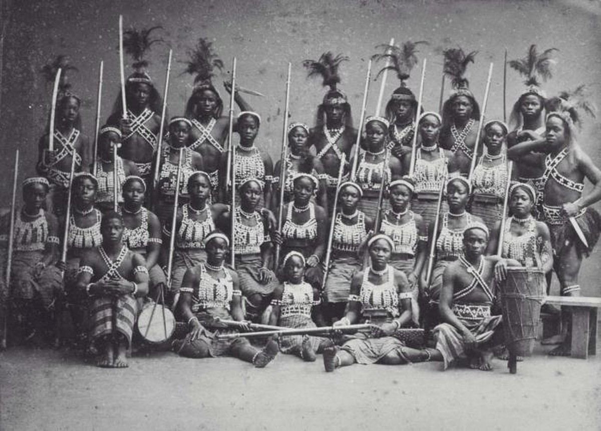 Mino um 1891 in Paris.