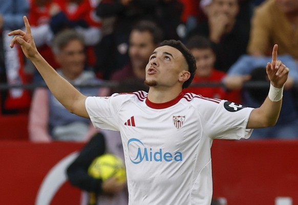 epa12512411 Sevilla&#039;s Ruben Vargas celebrates scoring the 1-0 goal during the Spanish LaLiga soccer match between Sevilla FC and CA Osasuna, in Seville, Spain, 08 November 2025. EPA/Julio Munoz