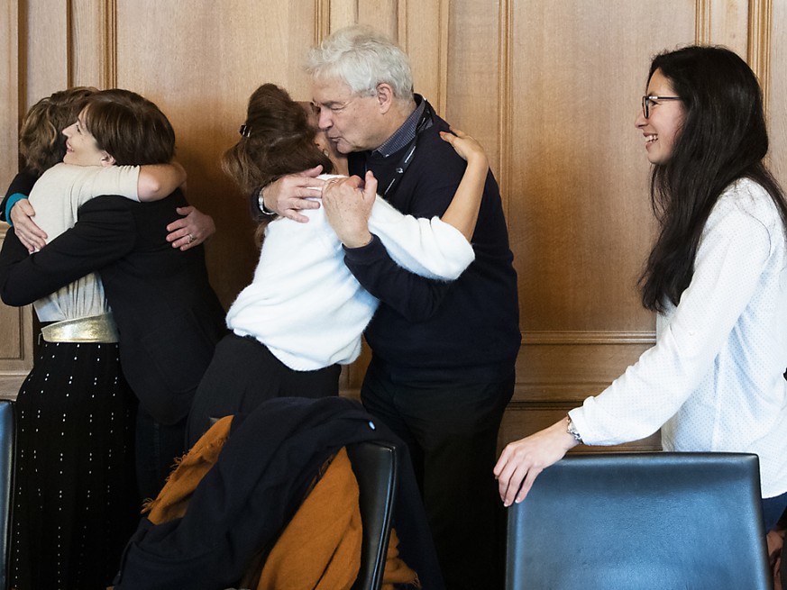 So beginnt eine Fraktionssitzung von Wahlsiegern: Nationalrätin Irene Kälin (AG), Parteipräsidentin Regula Rytz (BE), Nationalrätin Sibel Arslan (BS), Nationalrat Felix Wettstein (SO) und die Neuenbur ...