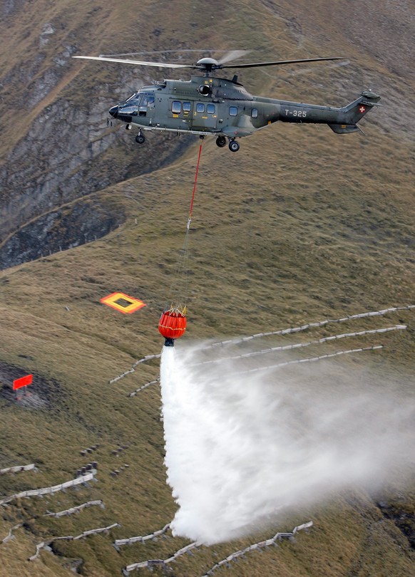 ARCHIVE --- DER FLIEGERSCHIESSPLATZ AXALP IM BERNER OBERLAND FEIERT DIESES JAHR SEIN 75-JAEHRIGES-JUBILAEUM. IM ALPINEN GELAENDE TRAINIERT HIER DIE SCHWEIZER LUFTWAFFE DEN EINSATZ IHRER WAFFEN. HOEHEP ...