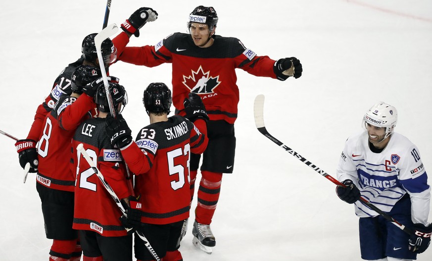 epa05957958 Canadian players celebrate a goal during the IIHF Ice Hockey World Championship 2017 group B preliminary round game between Canada and France, in Paris, France, 11 May 2017. EPA/ETIENNE LA ...