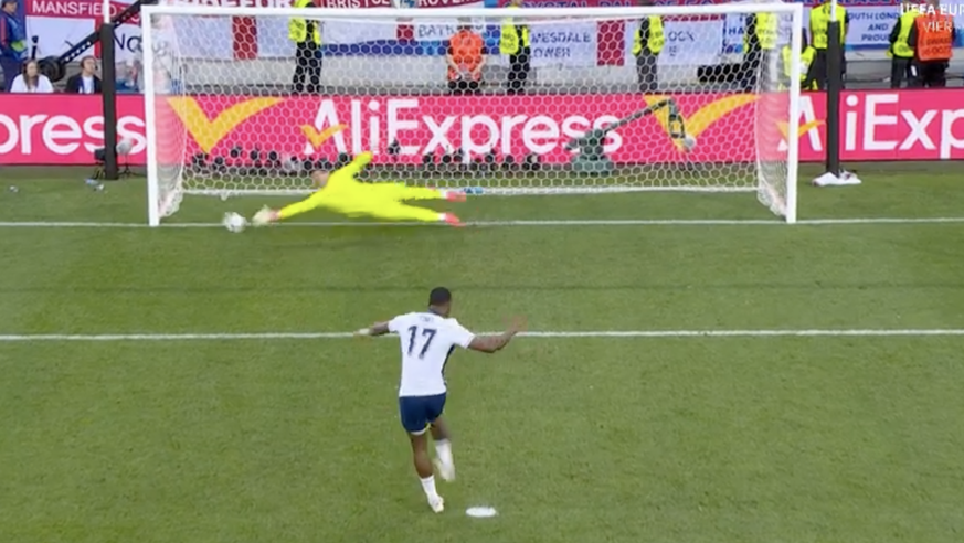 Beim Penalty von Ivan Toney fehlen Yann Sommer nur Zentimeter.