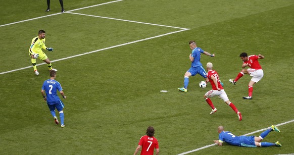 epa05357835 Hal Robson-Kanu of Wales (R) scores the 2-1 goal during the UEFA EURO 2016 group B preliminary round match between Wales and Slovakia at Stade de Bordeaux in Bordeaux, France, 11 June 2016 ...