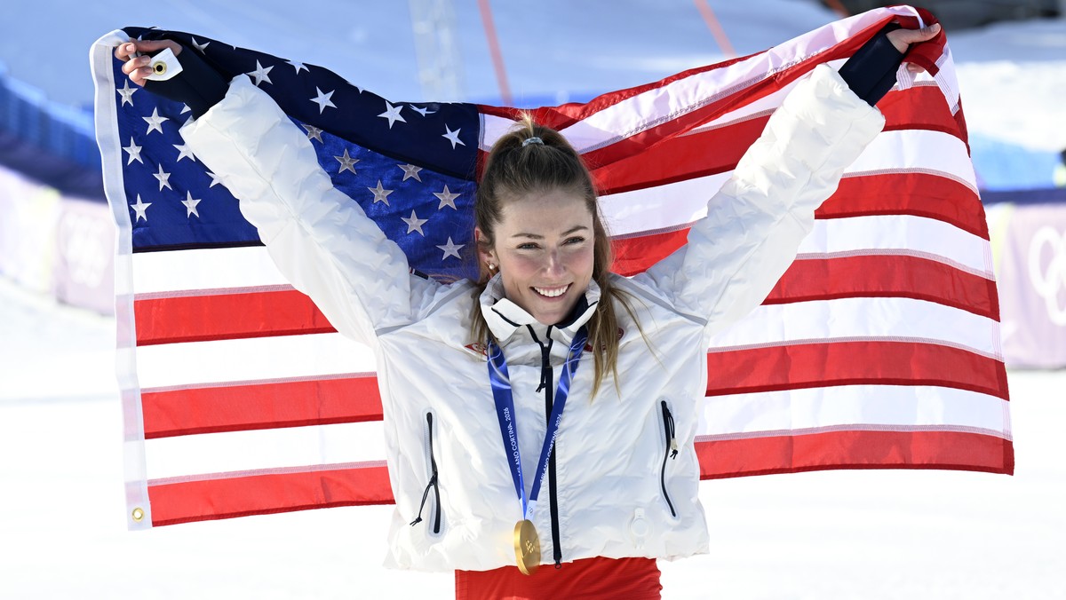 epa12754402 Gold medalist Mikaela Shiffrin of USA celebrates during the medal ceremony after the 2nd run in the Women's Slalom of the Alpine Skiing competitions at the Milano Cortina 2026 Winter  ...