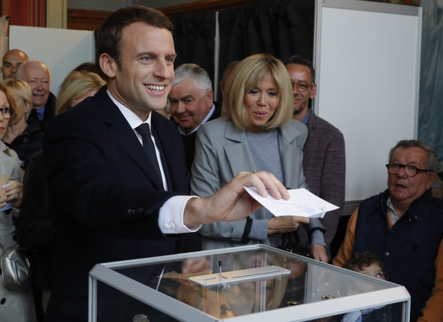 epa05922886 Brigitte Trogneux (R), wife of Emmanuel Macron (L), head of the political movement En Marche! (Onwards!) and candidate for the 2017 French presidential election, watches her husband castin ...