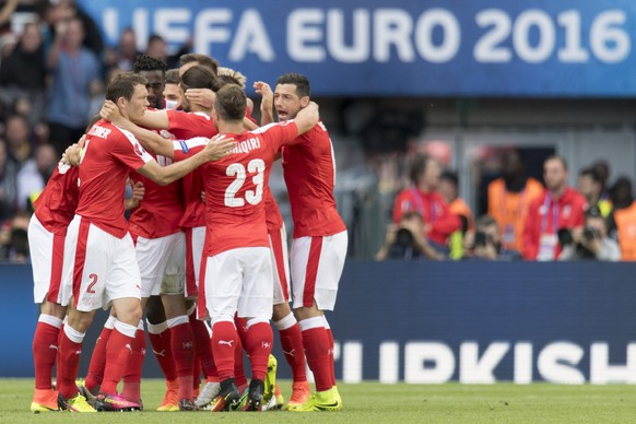 Swiss soccer players celebrate the egalisation during the UEFA EURO 2016 group A preliminary round soccer match between Romania and Switzerland, at the Parc des Princes stadium, in Paris, France, Wednesday, June 15, 2016. (KEYSTONE/Jean-Christophe Bott)