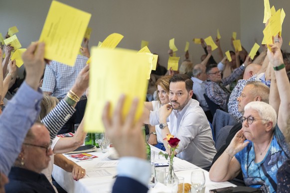 Susanne Brunner und Ueli Bamert freuen sich nach ihrer Wahl zum Co-Praesidium an der Generalversammlung der SVP der Stadt Z
