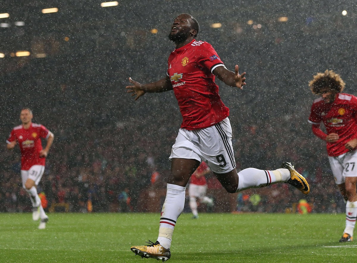 epa06200872 Manchester United's Romelu Lukaku (C) celebrates scoring during the UEFA Champions League soccer match between Manchester United and FC Basel 1893 at the Old Trafford Stadium, in Manc ...