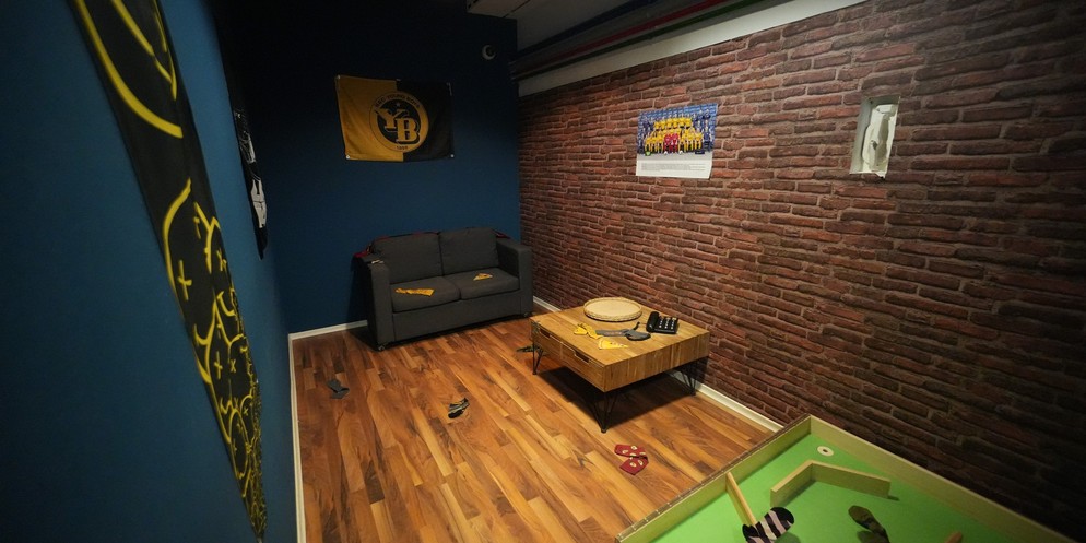 Ein ganz normales Wohnzimmer? Nicht ganz. So sieht ein Rätselzimmer im «Girls and Boys»-AdventureRoom aus.