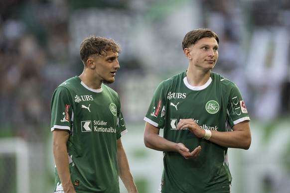 Corsin Konietzke (SG), links, und Alessandro Vogt nacht dem Fussball Meisterschaftsspiel der Swiss Super League zwischen dem FC St. Gallen (St. Gallen) und dem FC Winterthur (FCW), am Samstag, 9. Augu ...