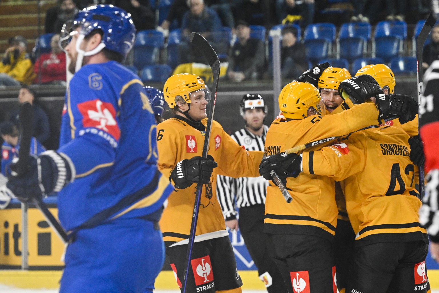 Skelleftea&#039;s Jonathan Jonsson and team celebrate after scoring 2-3, with Davos&#039; Klas Dahlbeck on the left, during the Champions Hockey League group H match between Switzerland&#039;s HC Davo ...