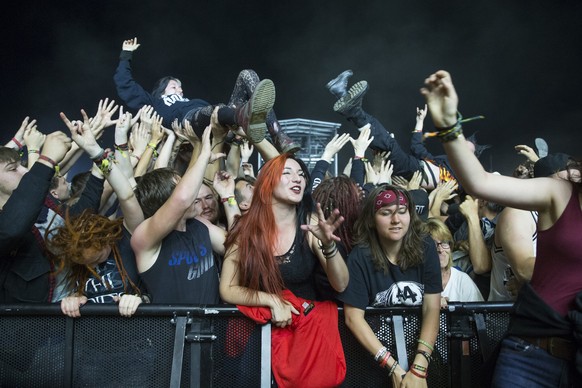 Fans sing and surf on the crowd during the concert of the Swedish metal band "In Flames" at the Greenfield Openair, Friday, June 12, 2015, in Interlaken, Switzerland. (KEYSTONE/Peter Klaunze ...