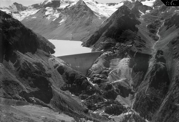 Auch baustatische Berechnungen für den Bau der Grande-Dixence-Staumauer im Wallis liefen über die Z4. Aufnahme von 1962. &lt;i&gt;(bild: eth-bibliothek zürich, bildarchiv / fotograf: comet photo ag (z ...