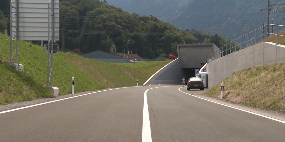 Die Umfahrungsstrasse in Wilderswil am Tag der Eröffnung im Sommer 2023.
