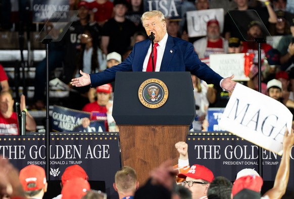 epa12063887 US President Donald Trump speaks at a rally held to celebrate his 100 days in office in Warren, Michigan, USA, 29 April 2025. EPA/DIEU-NALIO CHERY