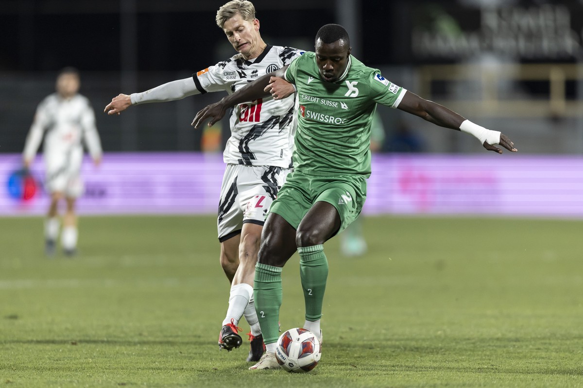 CAPTION CORRECTION: CORRECTS IDENTITY OF YVERDON PLAYER - Le milieu luganais Roman Macek, gauche, lutte pour le ballon avec le defenseur yverdonnois Mohamed Tijani, droite, lors de la rencontre de foo ...