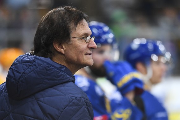 Davos&#039; Cheftrainer Arno Del Curto, beim Eishockey-Qualifikationsspiel der National League A zwischen dem HC Davos und dem HC Fribourg-Gotteron am Dienstag, 2. Oktober 2018, in der Vaillant Arena  ...