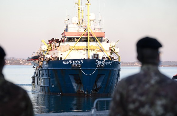 epa09661649 The German NGO migrant rescue ship Sea Watch 3 with 440 migrants on board arrives in the port of Pozzallo, Sicily island, southern Italy, 31 December 2021. The German NGO migrant rescue sh ...