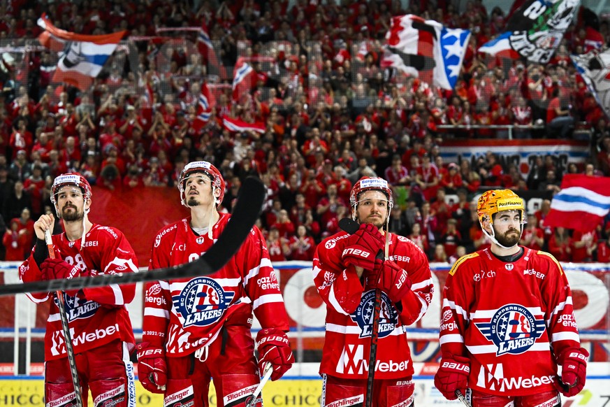 in Spiel 7 des Playoff 1/4 Final Eishockeyspiels der National League zwischen den Rapperswil-Jona Lakers und dem HC Davos, am Mittwoch, 6. April 2022, in der St. Galler Kantonalbank Arena, in Rappersw ...