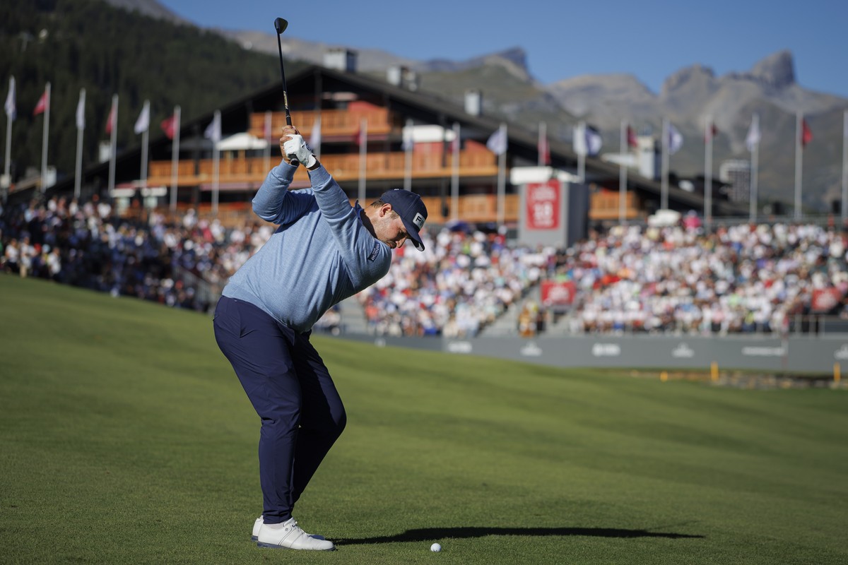 epa12340717 Thriston Lawrence of South Africa hits a shot during the fourth and final round of the DP World Tour Omega European Masters Golf Tournament, in Crans-Montana, Switzerland, 31 August 2025.  ...