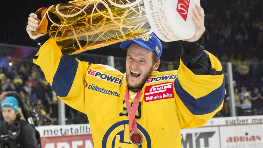 Leonardo Genoni, von Davos jubelt mit dem Pokal im Playoff-Finalspiel der National League A zwischen den ZSC Lions und dem HC Davos am Samstag, 11. April 2015, im Hallenstadion in Zuerich. (KEYSTONE/E ...