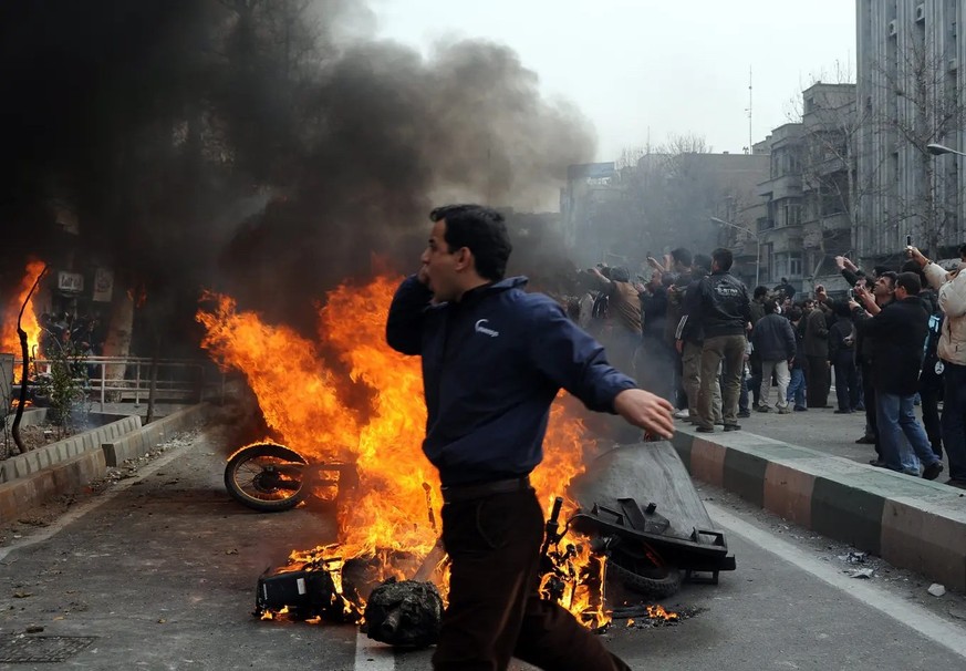 Im Dezember 2009 erschütterten heftige Proteste gegen die damalige Regierung und Polizei das Land.