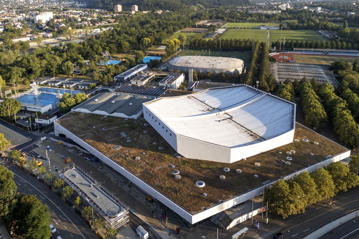 Die St. Jakobshalle, vorne, mit den Sportanlagen St. Jakob im Hintergrund in Basel, am Mittwoch, 28. August 2024. (KEYSTONE/Georgios Kefalas)